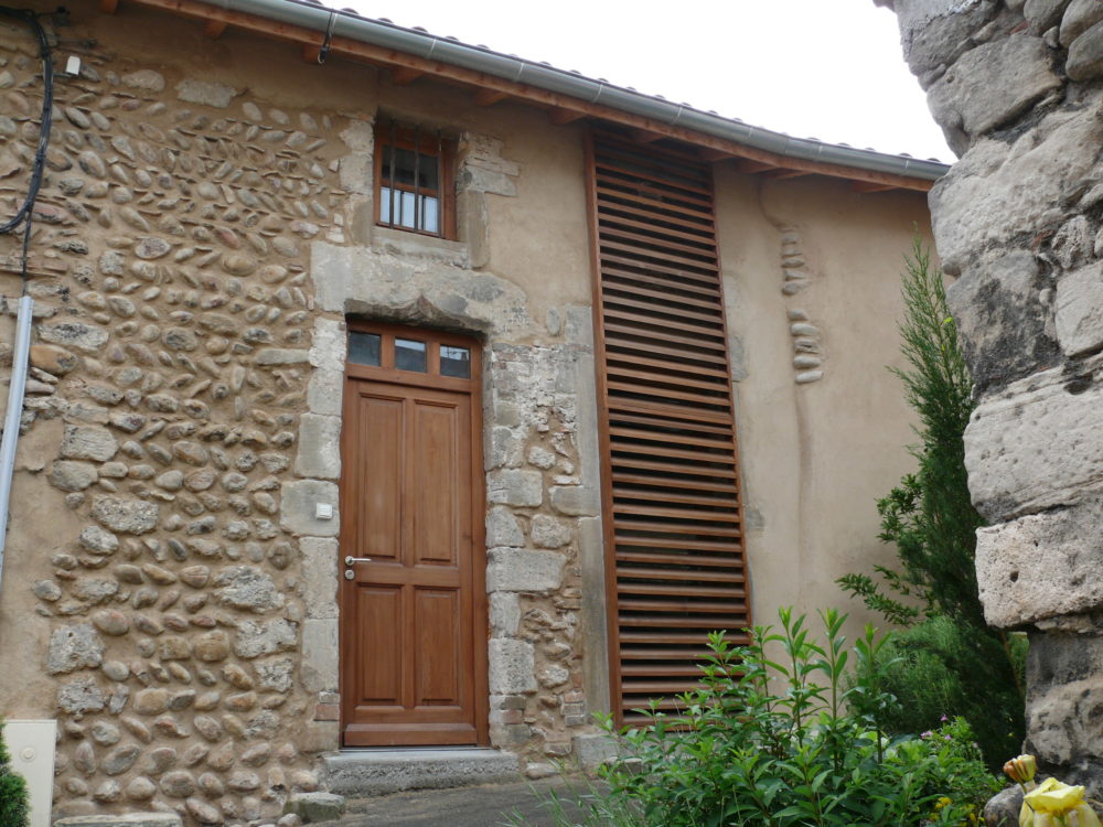 Rénovation de la façade d'une maison en pierre
